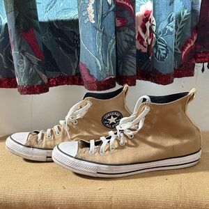 Converse lightly worn 9.5 men’s Beige High-Top Sneakers